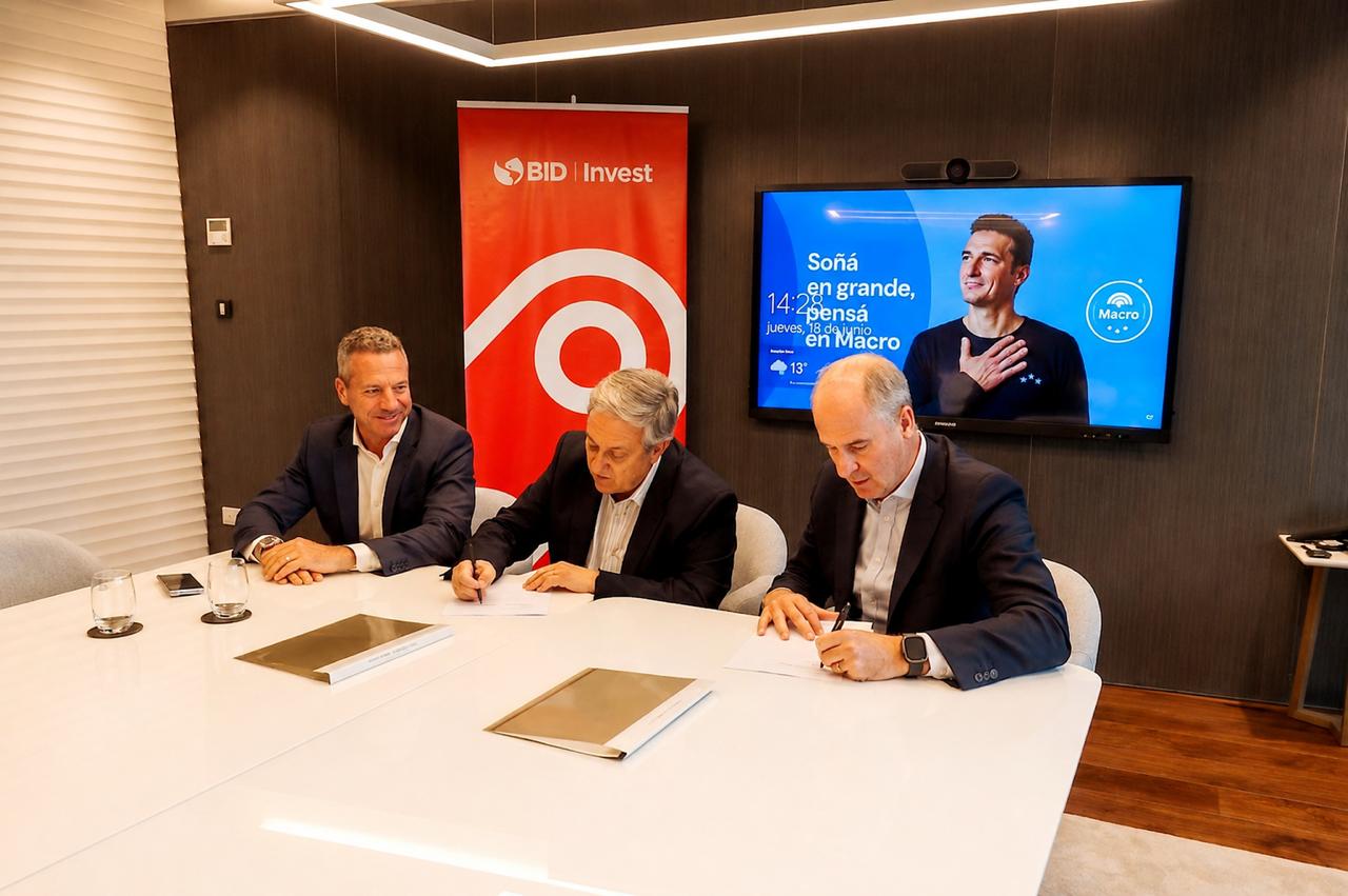 De izquierda a derecha: Jorge Scarinci, Gerente de Finanzas de Banco Macro, Santiago Portais, Gerente de Entidades Financieras, y Sergio Lew, CIO de BID Invest