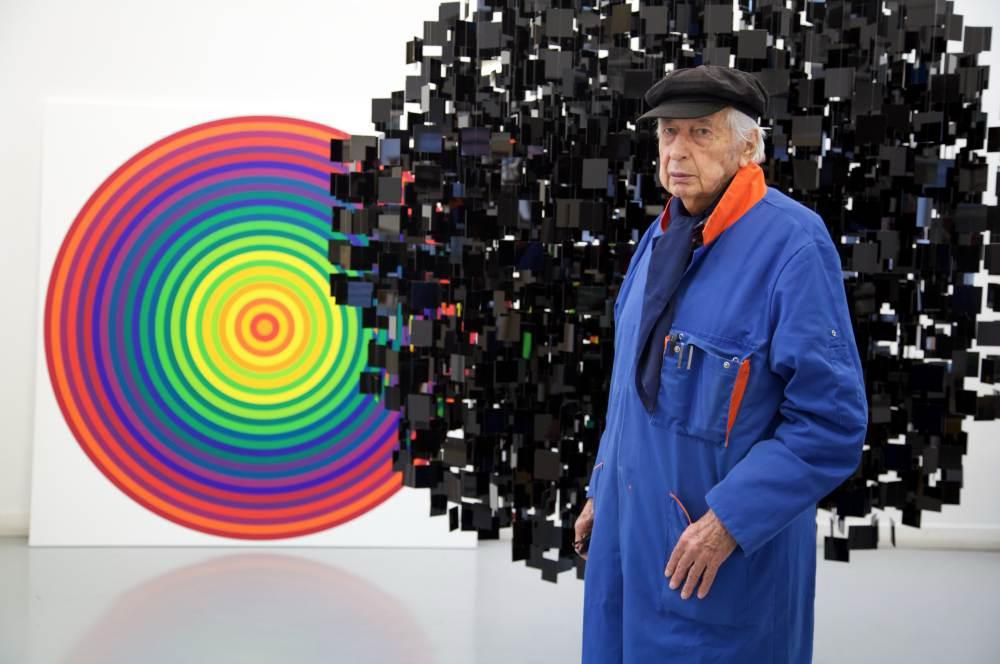 El artista argentino Julio Le Parc falleció en París a los 97 años. Repaso por la trayectoria, premios y el legado del referente mundial del arte óptico.